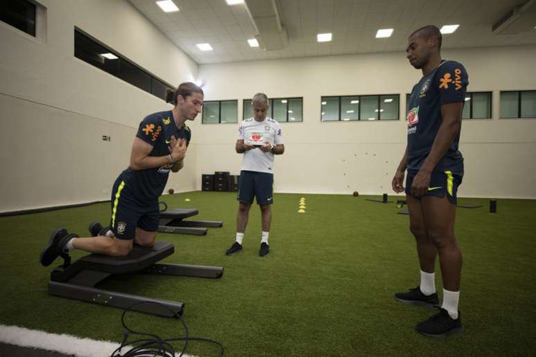 Filipe Luís e Fernandinho em exames neste sábado (Foto: Lucas Figueiredo/CBF)