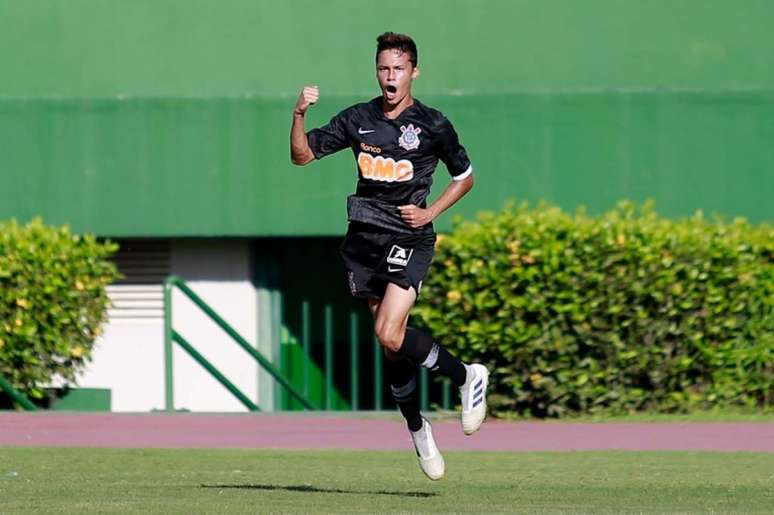 Meia Matheus Araújo, do sub-17, comemorou chance com os profissionais do TImão (Foto:Reprodução)