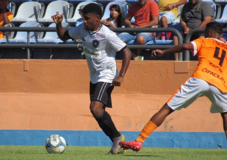 Rhuan marcou os dois gols do Botafogo no empate com o Nova Iguaçu (Foto: Fabio de Paula/BFR)
