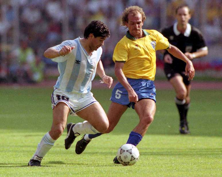 O jogador argentino de futebol, Diego Maradona (e), disputa bola com o jogador brasileiro Alemão (Ricardo Rogério de Brito), durante partida válida pela segunda rodada da Copa do Mundo de 1990, em Turim, na Itália. A Argentina derrotou o Brasil por 1 a 0.
