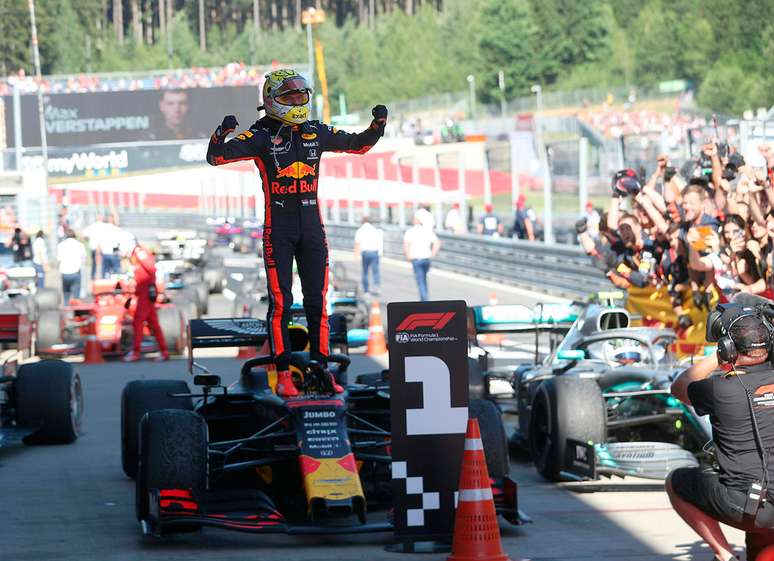 Verstappen ultrapassa Leclerc no fim para encerrar domínio da Mercedes e vencer na Áustria