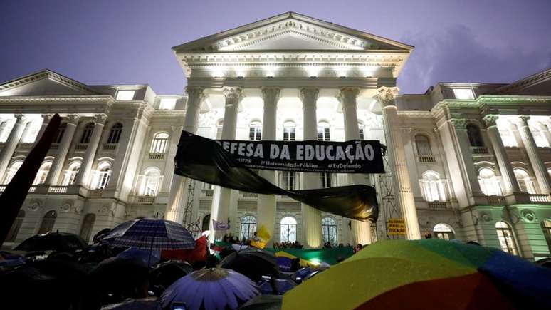 Protesto diante da UFPR, em Curitiba; orçamento das universidades federais entrou em debate após anúncio de cortes