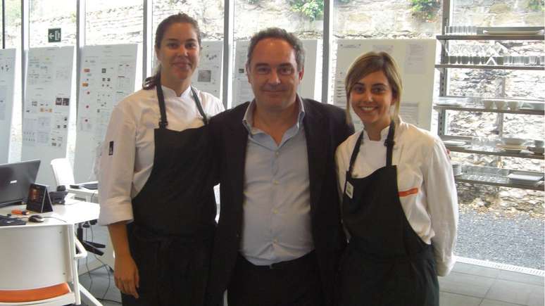 A confeiteira e engenheira de alimentos Joyce Galvão (à esq.), ao lado do chef espanhol Ferran Adrià, em 2007, criador de um centro de investigação de culinária no qual ela atuou