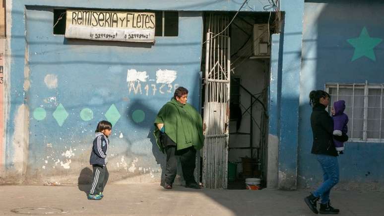 Placa oferece servi&ccedil;o de frete: renda da maioria das fam&iacute;lias vem do trabalho informal ou do benef&iacute;cio pago aos trabalhadores da 'economia solid&aacute;ria', que atuam nos refeit&oacute;rios ou na coleta de lixo na comunidade