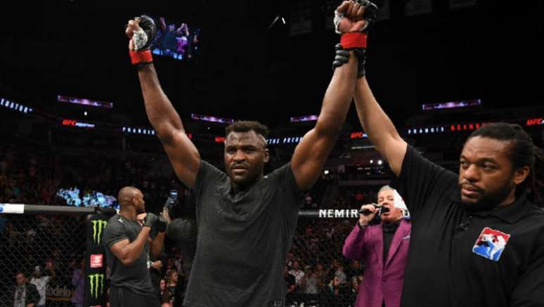 Francis Ngannou comemora vitória sobre Junior Cigano no UFC Minneapolis.