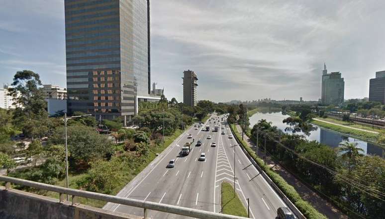 A Marginal do Pinheiros, sentido Interlagos, no cruzamento com a Ponte Eusébio Matoso