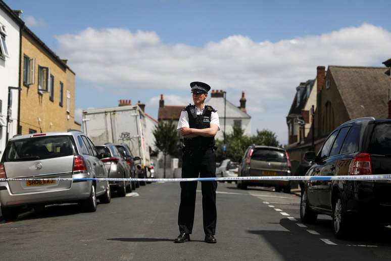 Polícia de Londres coloca cordão na rua em que a grávida Kelly Mary Fauvrelle foi esfaqueada até a morte em Thornton Heath, bairro da capital da Inglaterra