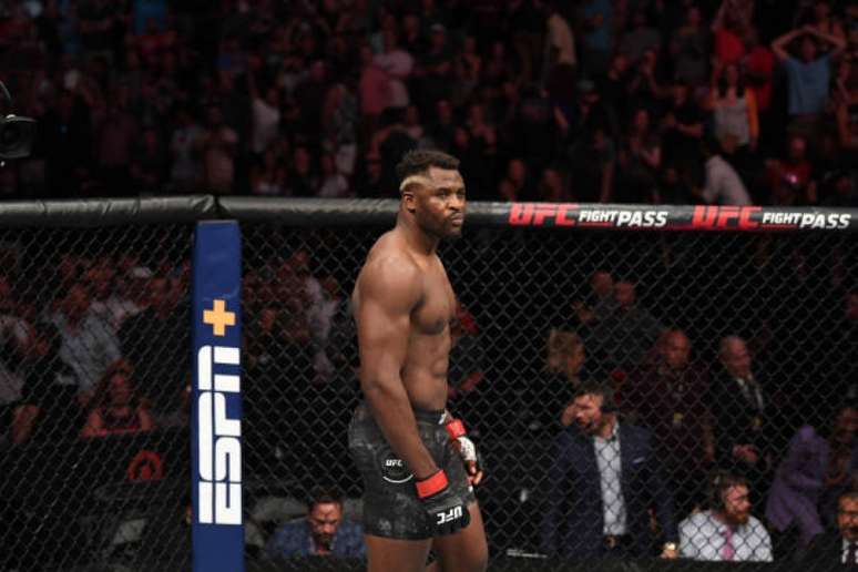 Francis Ngannou recebeu o prêmio de US$ 50 mil pela performance no UFC Minneapolis (Foto: Getty Images / UFC)