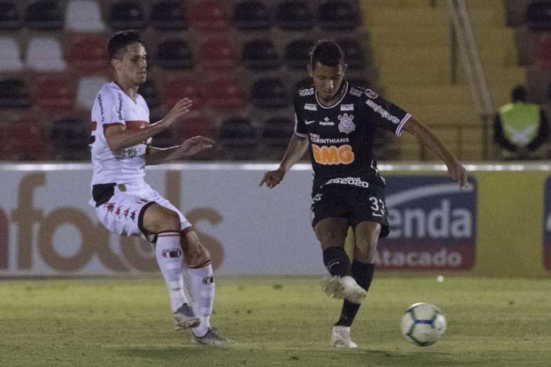 Zagueiro Belezi, de 16 anos, se tornou o mais jovem a vestir a camisa do Timão (Foto:Daniel Augusto Jr)