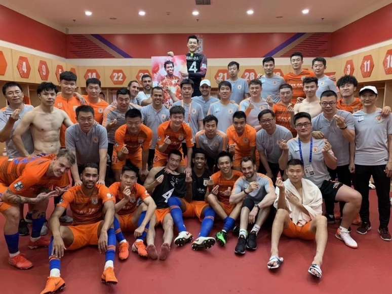 Grupo de jogadores do Shandong Luneng se despediu do zagueiro Gil(Foto:Reprodução)