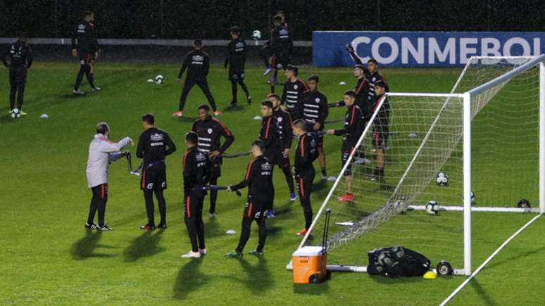 Sob muita chuva, Chile treinou em Porto Alegre (Max Peixoto/DiaEsportivo/Lancepress!)
