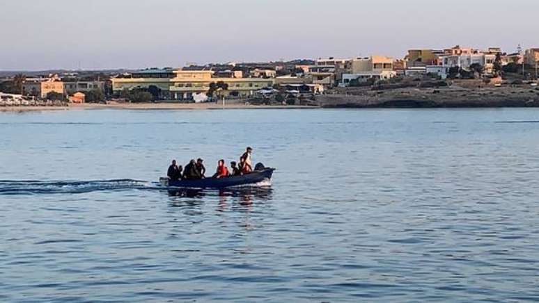 "Barcos fantasmas" são usados para levar migrantes até a Itália