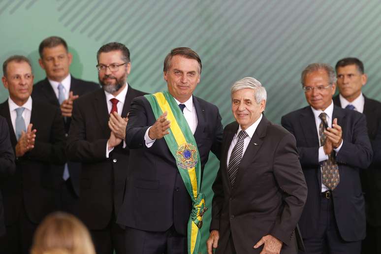  Bolsonaro ao lado do ministro do Gabinete Institucional GSI, o general Augusto Heleno