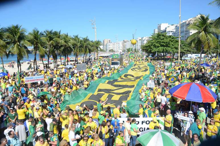 Manifestantes em ato pró Moro e Bolsonaro em Copacabana, Rio de Janeiro