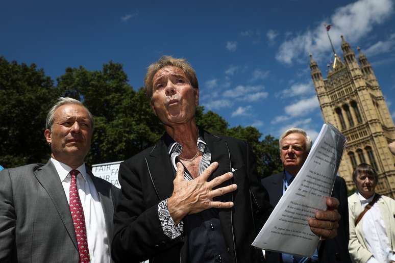 Cantor brit&acirc;nico Cliff Richard concede entrevista coletiva em Londres
01/07/2019
REUTERS/Simon Dawson