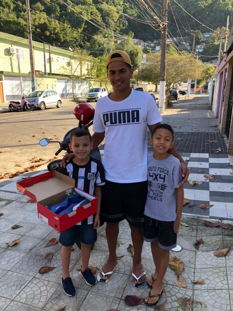 Cadu, do sub-17 do Santos, deu de presente uma chuteira ao garoto que ajudou seu irmão (Reprodução/Instagram)