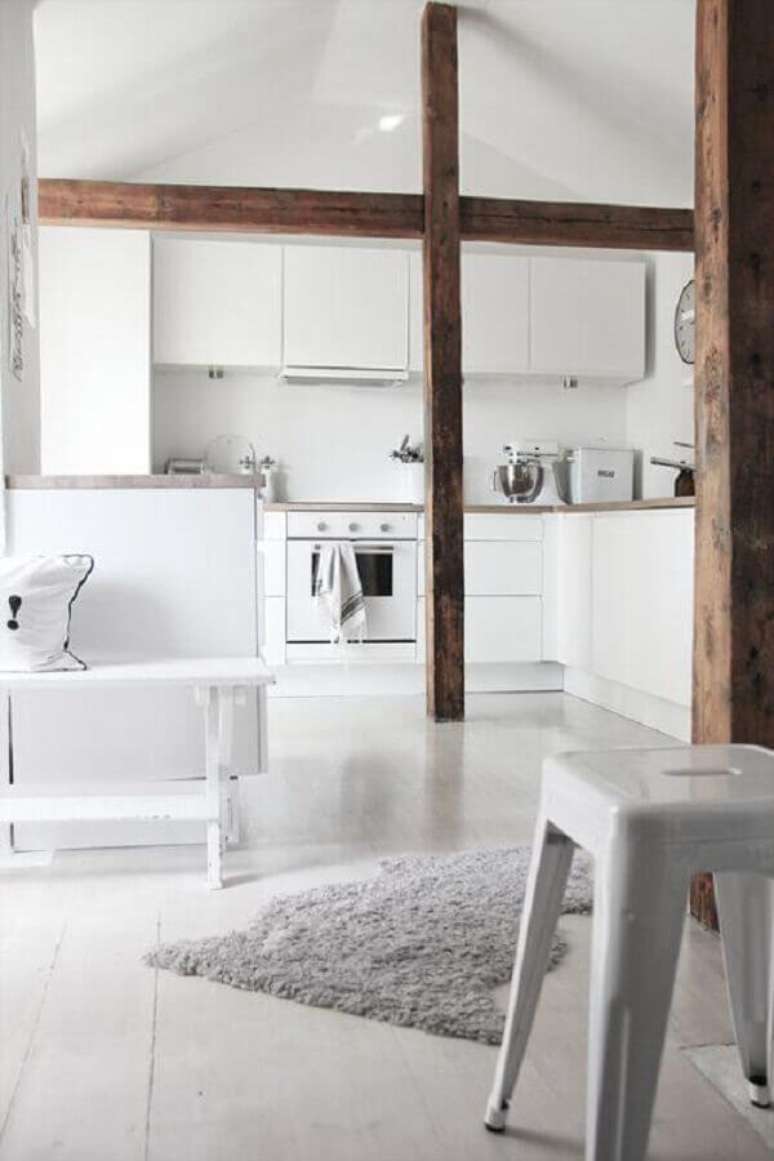 19. Os detalhes em madeira ganharam bastante destaque na decoração da cozinha branca – Foto: Pinterest
