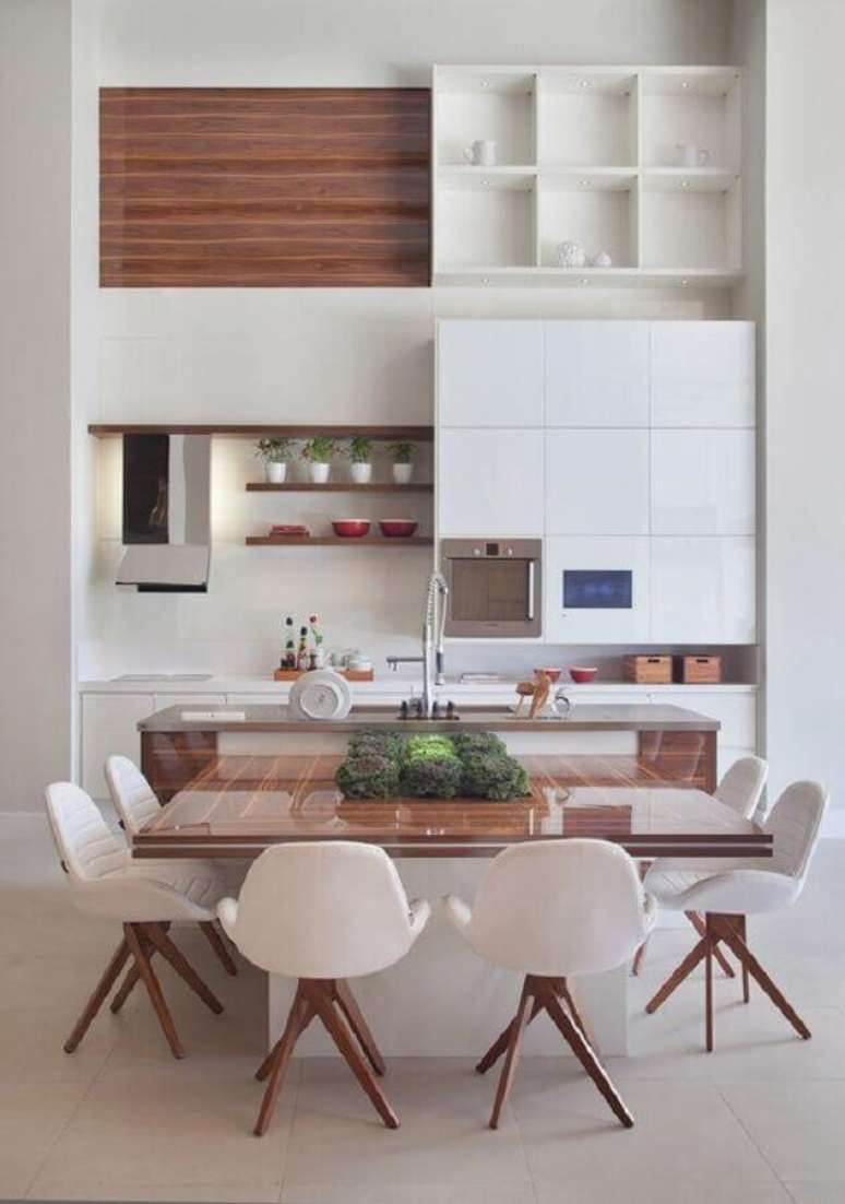 20. Linda decoração para cozinha branca com detalhes em madeira e mesa quadrada – Foto: Decora Gi
