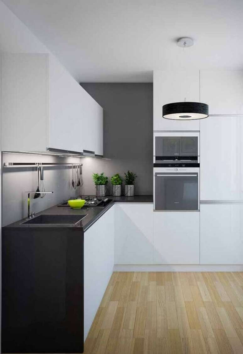22. O piso de madeira deixou a decoração da cozinha branca e preta mais charmosa – Foto: Pinterest