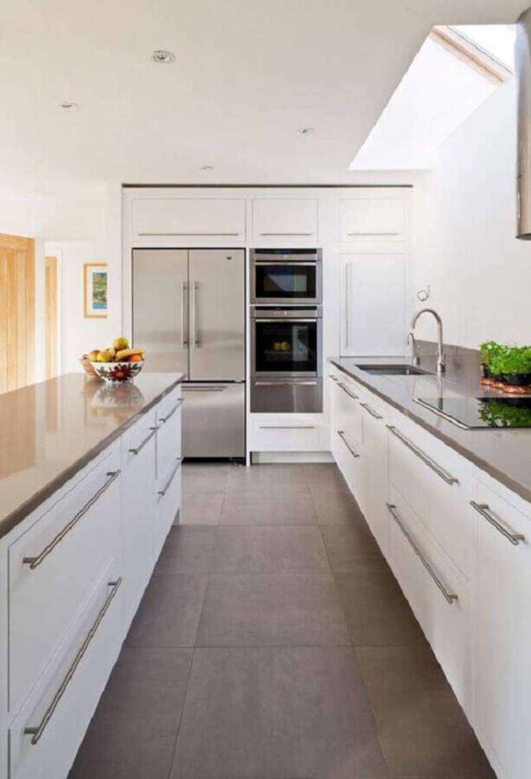 14. Detalhes em inox são perfeitos para deixar a cozinha branca com um ar modernos – Foto: Pinterest