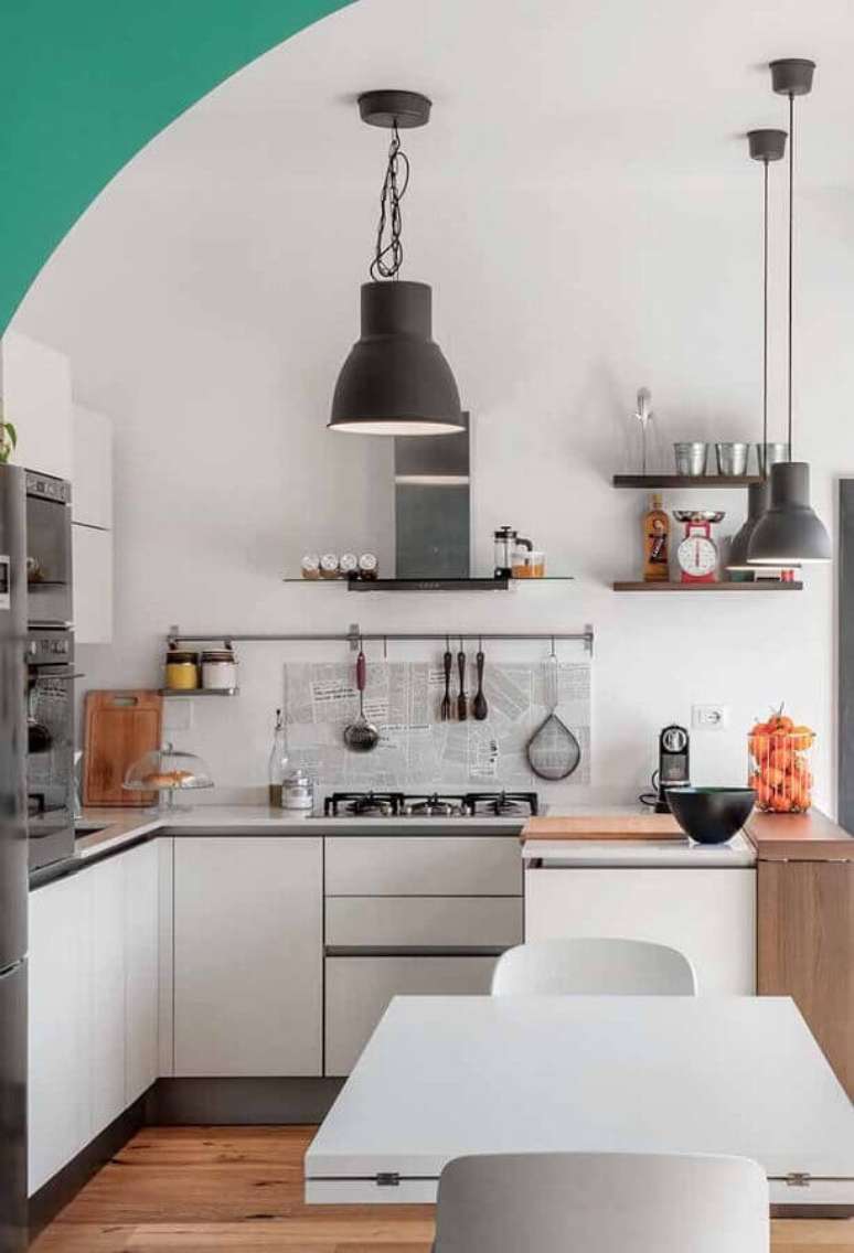 23. Decoração simples para cozinha branca com pendente preto – Foto: Pinosy