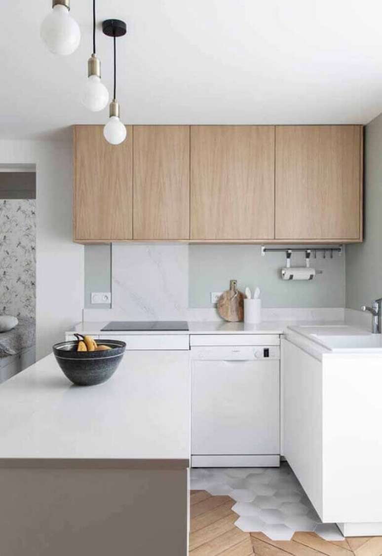 2. A cozinha branca com detalhes em madeira ganha um ar charmoso e aconchegante – Foto: Ideias Decor