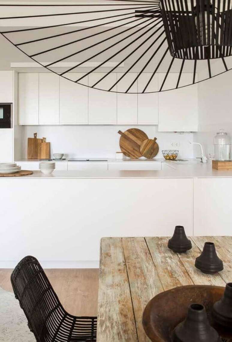 25. Cozinha planejada branca com mesa de madeira rústica – Foto: Archilovers