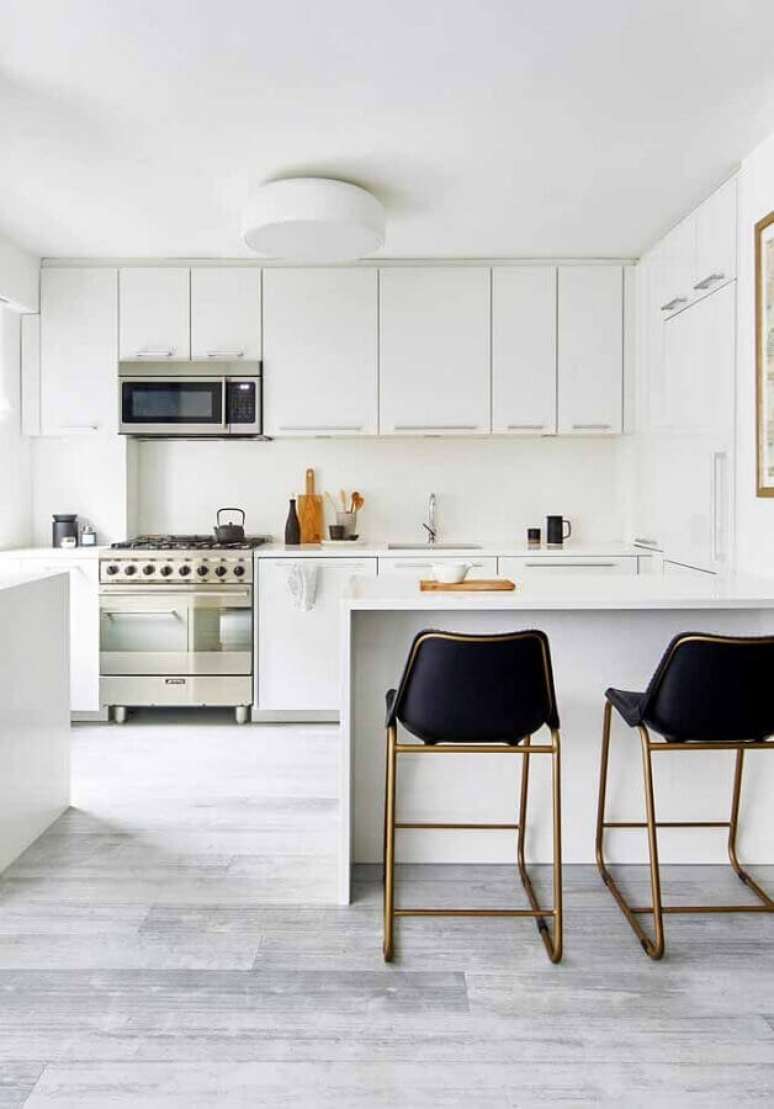 26. Cozinha planejada branca decorada com banquetas pretas com estrutura metálica – Foto: Pinterest