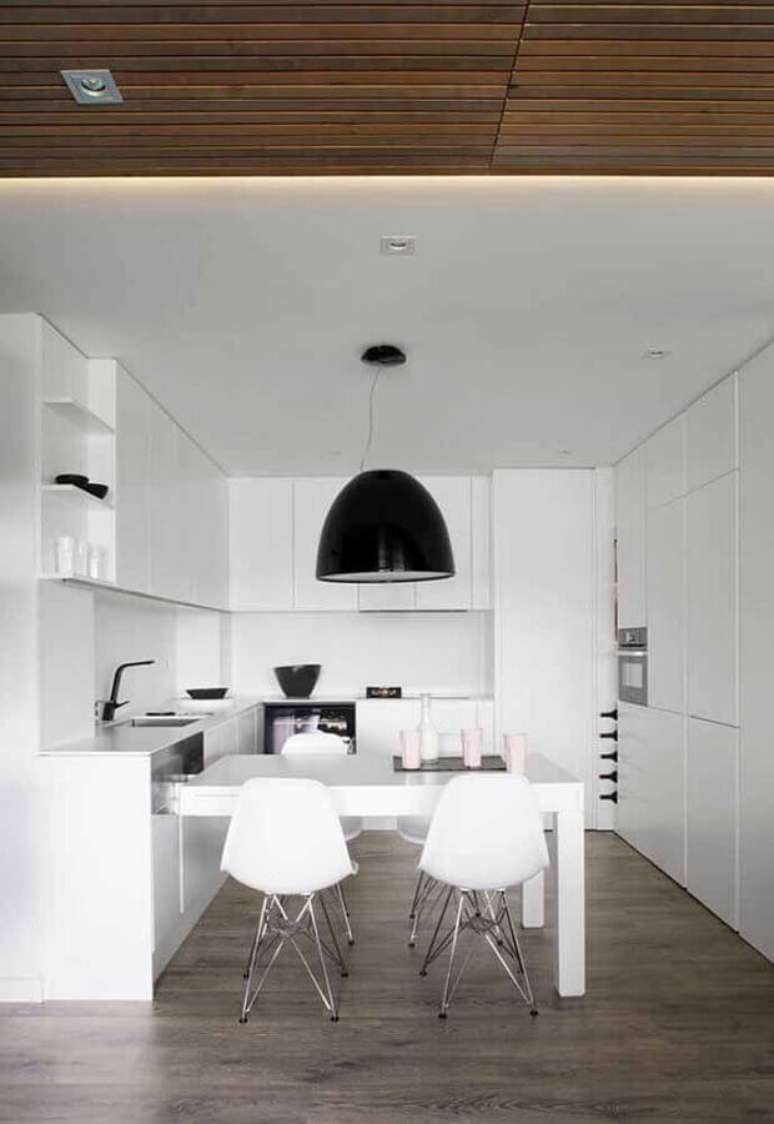 24. Cozinha planejada branca decorada com pendente preto – Foto: Ideias Decor