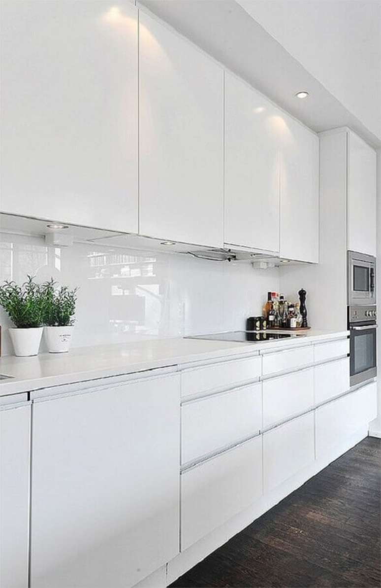 1. Invista na versatilidade da cozinha branca decorada – Foto: Decoist