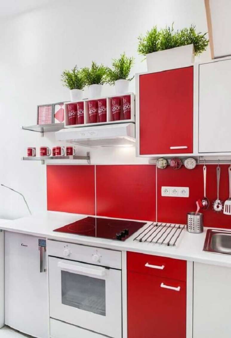 28. Fuja do tradicional e invista em uma decoração de cozinha vermelha e branca – Foto: Ideias Decor