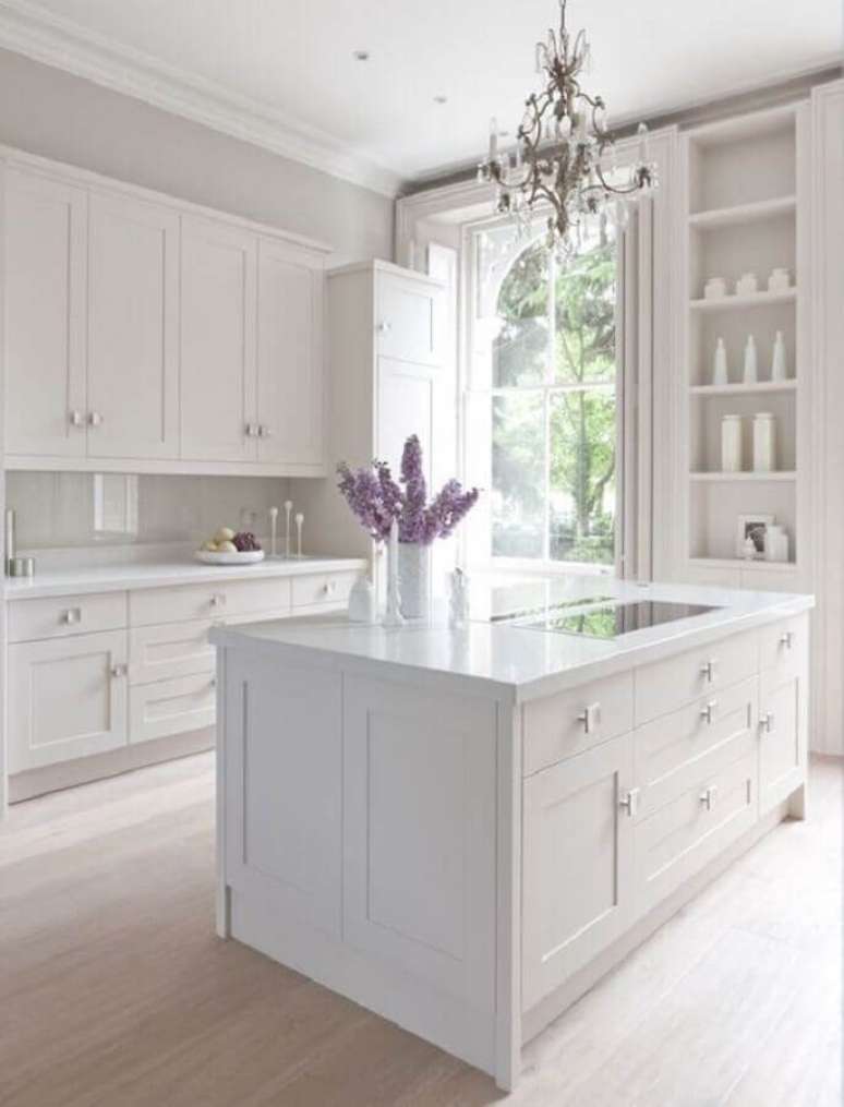 29. Modelo clássico de armário de cozinha branco com ilha – Foto: Casa e Festa