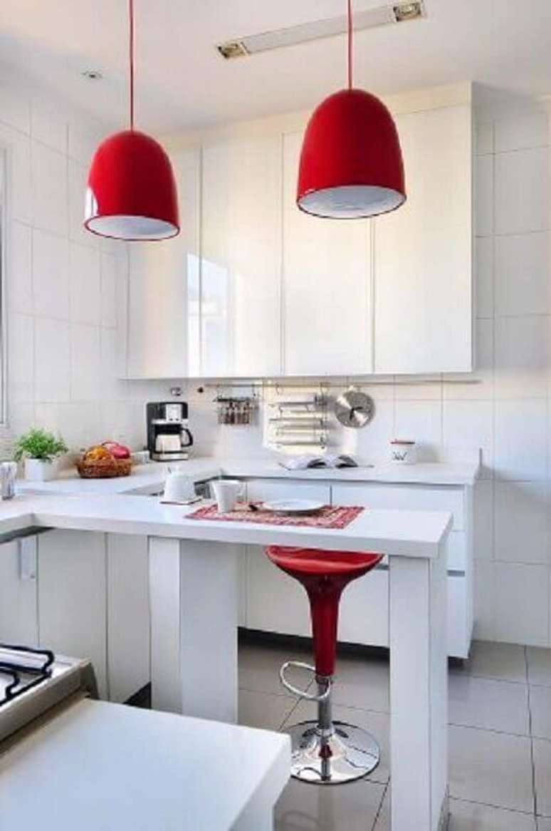 31. Decoração com detalhes em vermelho para cozinha branca pequena – Foto: Conexão Decor