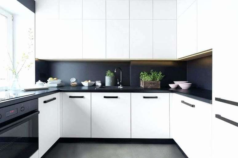 32. Decoração para cozinha branca e preta com armários planejados – Foto: Idea Brasil