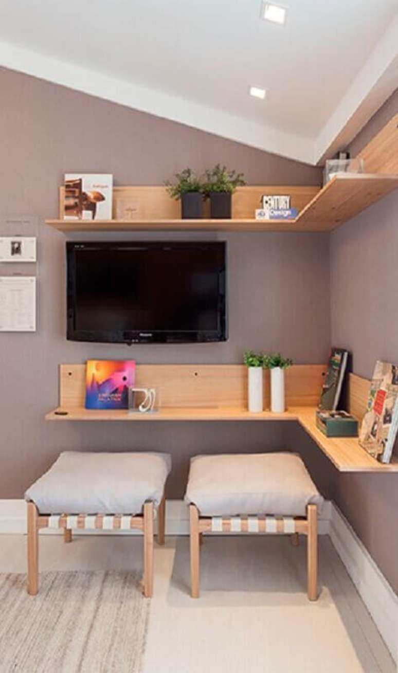 10. Decora&ccedil;&atilde;o de quarto com prateleiras de madeira &ndash; Foto: Quartos Etc