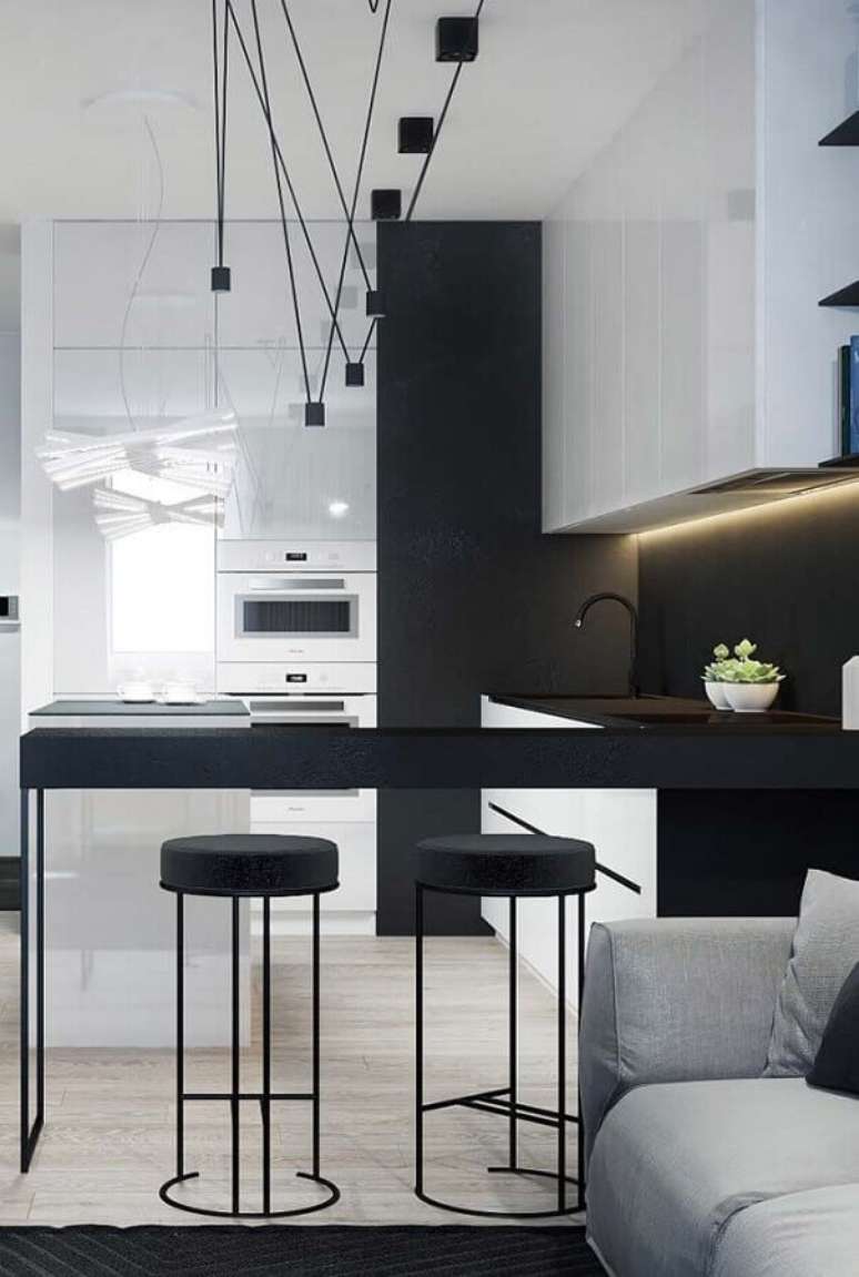 5. Decoração moderna para cozinha preta e branca com luminárias pendentes minimalistas – Foto Pinosy