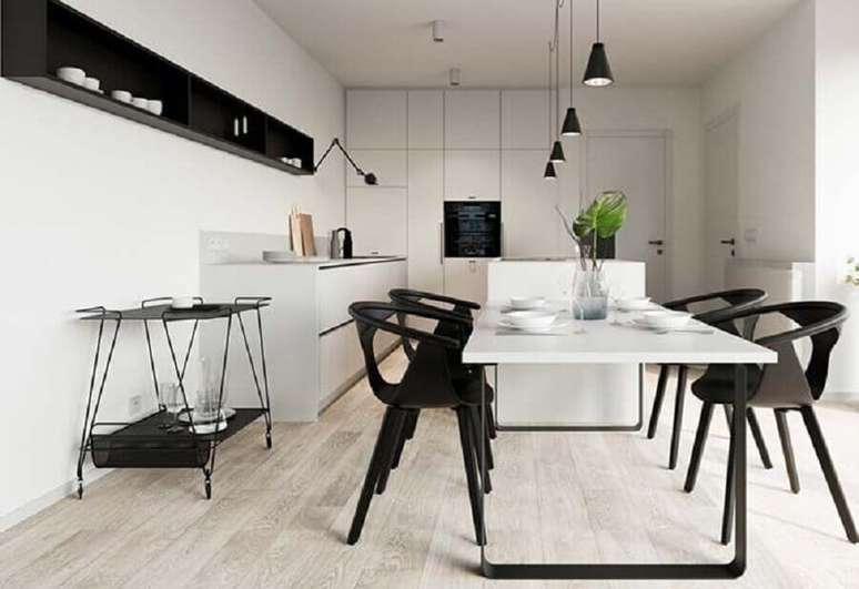 33. Decoração minimalista para cozinha preta e branca com nicho e pendentes – Foto: Mauricio Gebara Arquitetura
