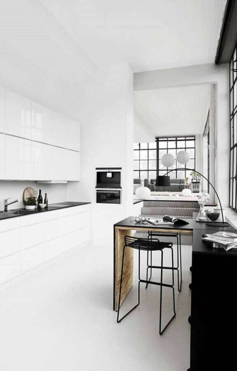 34. Decoração minimalista para cozinha branca e preta – Foto: Webdesign Dresden