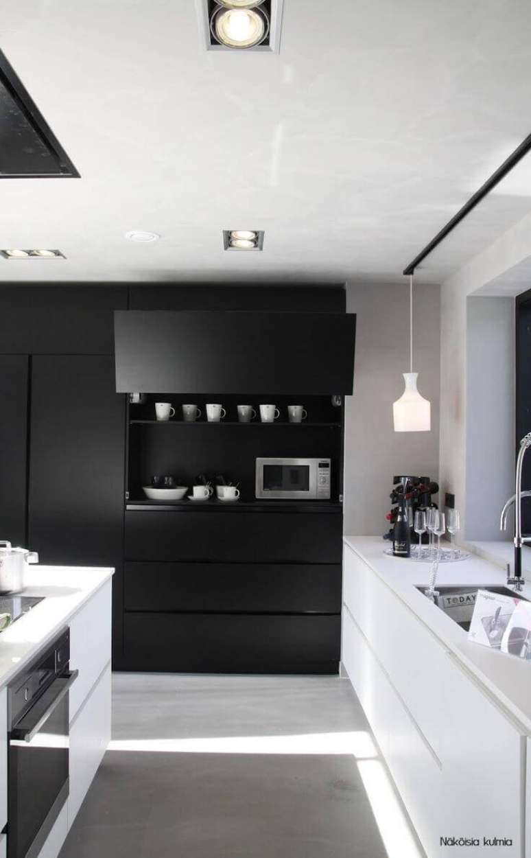 35. O armário de cozinha preto e branco é perfeito para um ambiente com estilo moderno – Foto: Decocrush