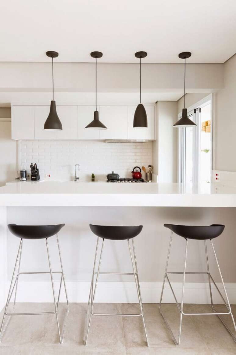 36. Decoração moderna para cozinha branca com pendentes pretos sobre bancada – Foto: GF Projetos