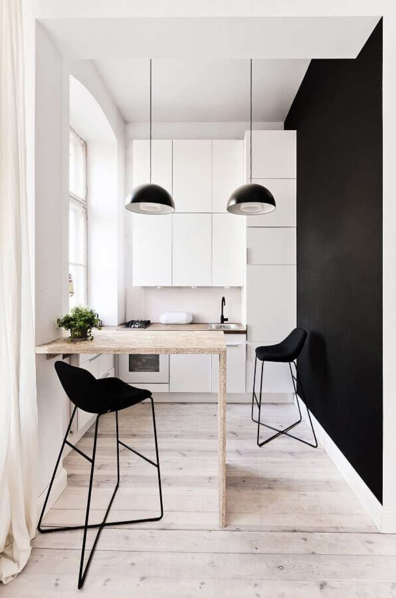39. Decoração moderna para cozinha preta e branca compacta com bancada de madeira – Foto: Decor Puzzle
