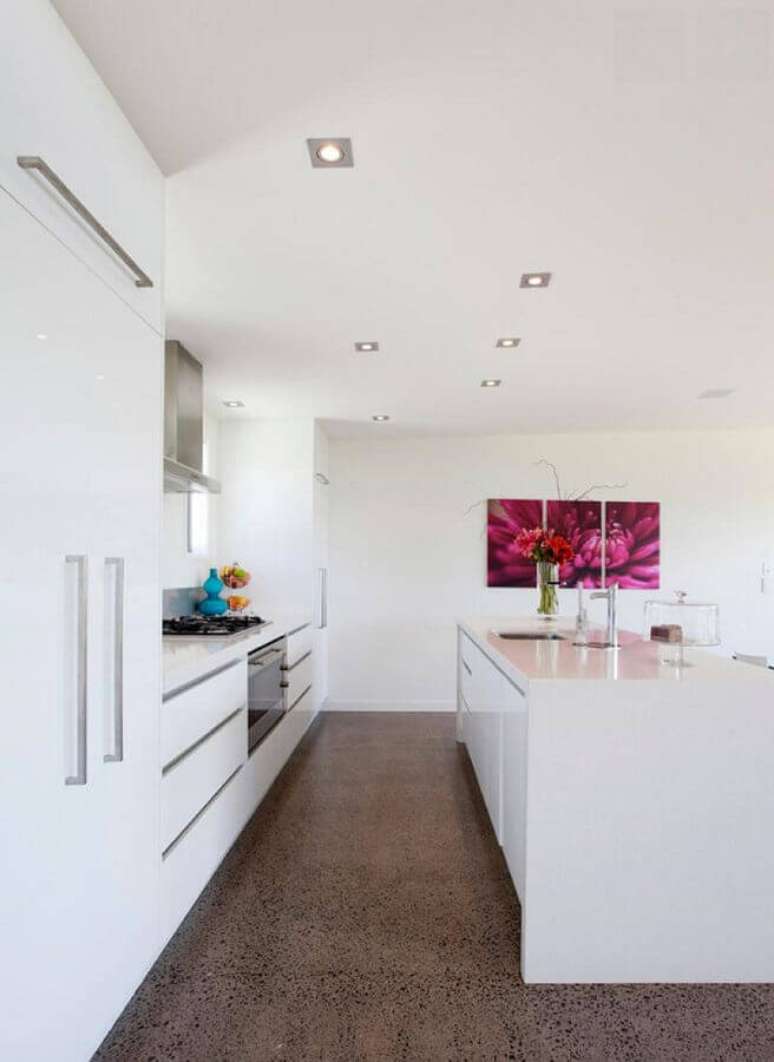 42. Decoração para cozinha branca ampla com quadro e ilha – Foto: Archzine