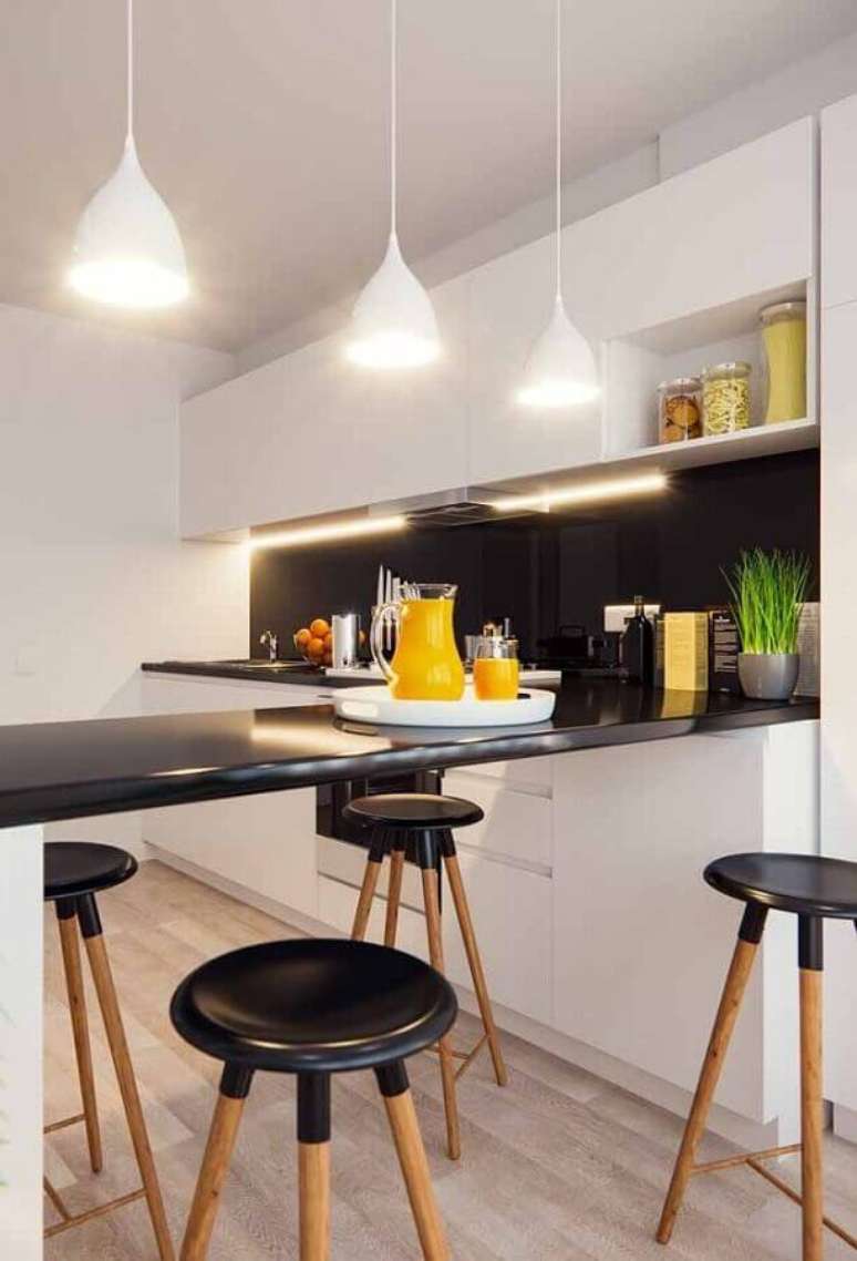 43. Cozinha branca e preta decorada com luminárias sobre balcão preto – Foto: Wood Save