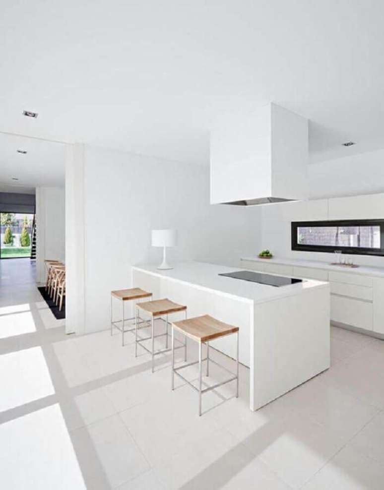 45. Decoração moderna para cozinha branca ampla com ilha – Foto: ArqDrops