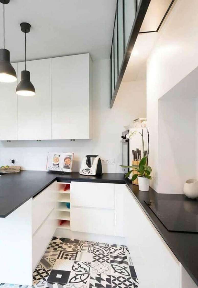 46. Cozinha branca decorada com piso hidráulico e bancada preta – Foto: Pinosy