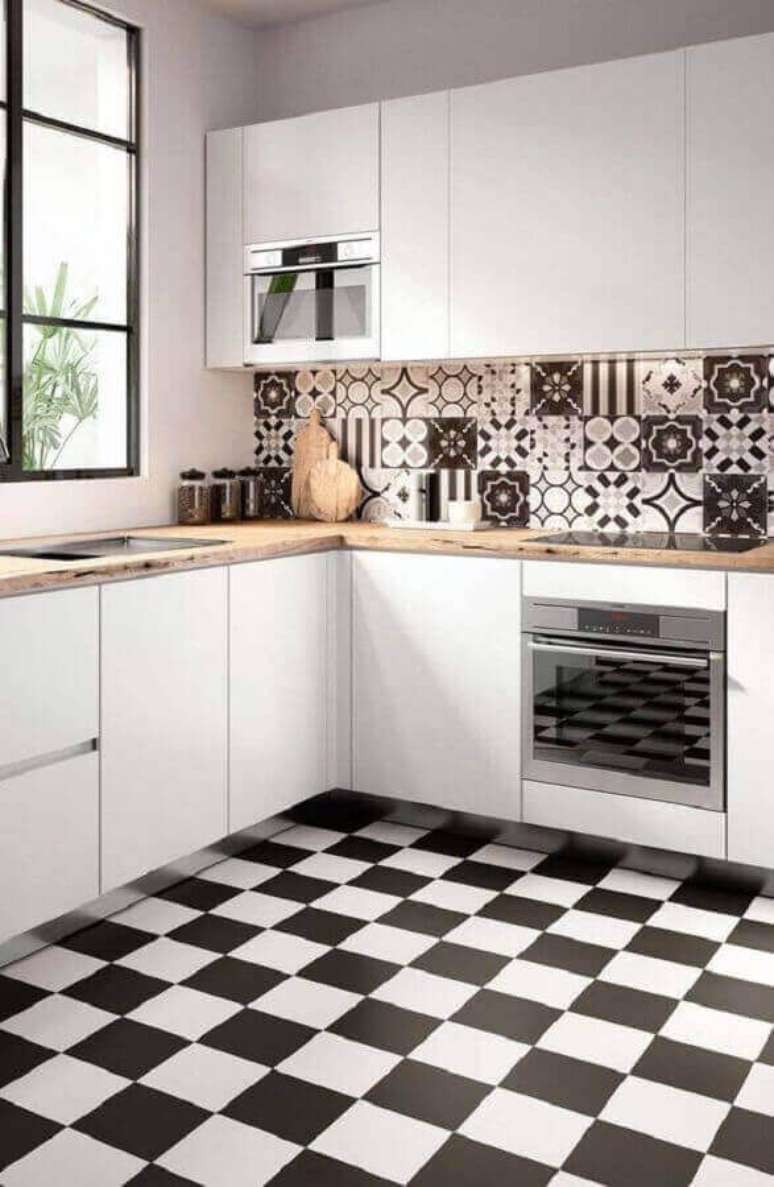 47. Decoração para cozinha branca com piso xadrez preto e branco e azulejo estampado – Foto: Pinosy