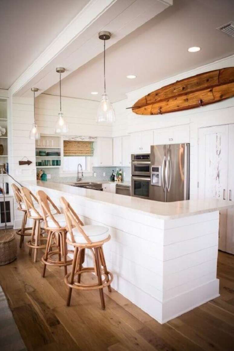 48. Decoração para cozinha branca com prancha e banquetas de madeira – Foto: Pinterest