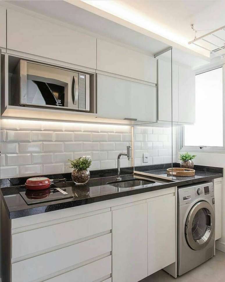 51. Decoração para cozinha branca pequena com lavanderia integrada – Foto: Pinterest