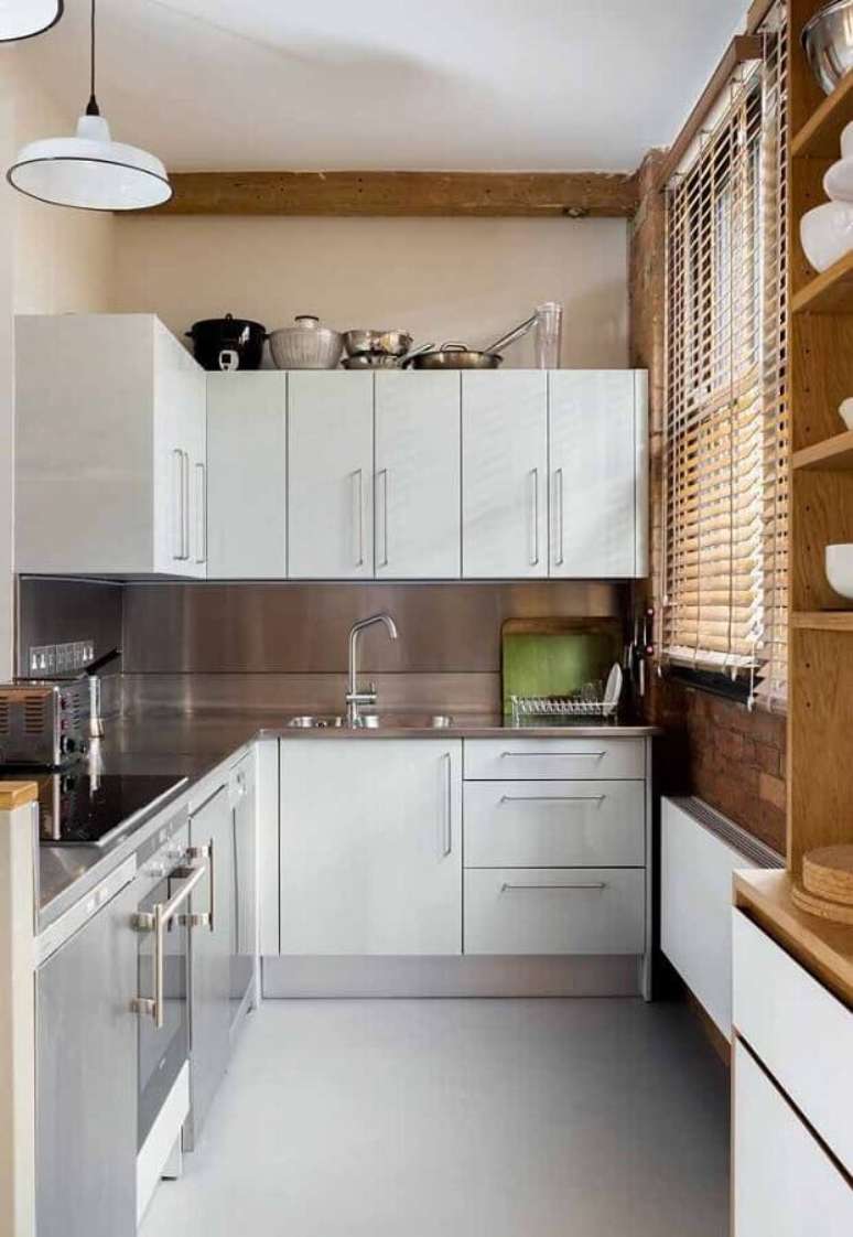 52. Decoração para cozinha compacta branca com bancada de inox e detalhes em madeira – Foto: Pinterest