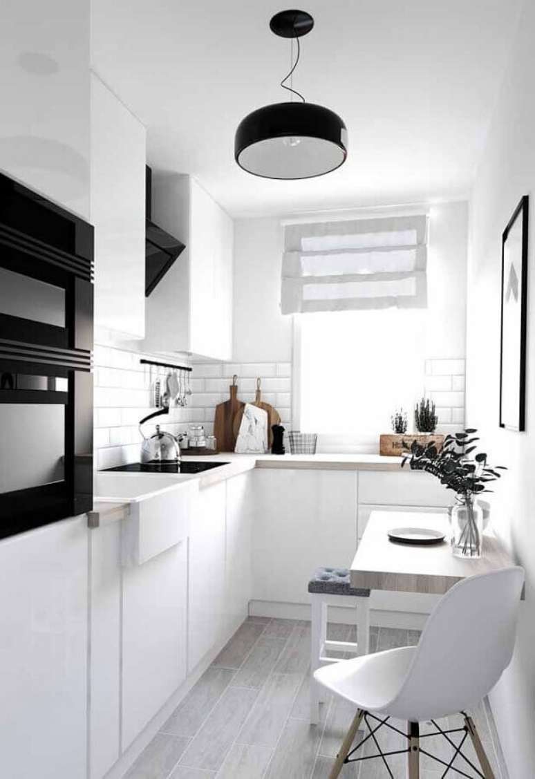 8. Invista na cozinha planejada branca para otimizar o seu espaço – Foto: Wood Save